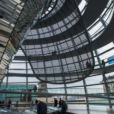 Le Reichstag à Berlin est un bâtiment au passé lourd, témoin et acteur de l'histoire récente de l'Allemagne. Construit à la fin du XIXe siècle par l'architecte Paul Wallot dans un style éclectique, le bâtiment imposant comportait à l'origine une coupole. Incendié dans des circonstances mystérieuse le 28 février 1933, il ne sera pas reconstruit de suite.