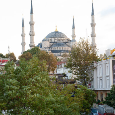 La mosquée Sultanahmet est l'une des deux mosquées de Turquie qui dispose de six minarets, l'autre étant à Adana. 