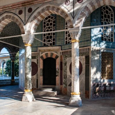 Le kiosque de Mustapha Pacha, un bel exemple du rococo turc renferme un brasero offert par Louis XV à Mahmut Ier.