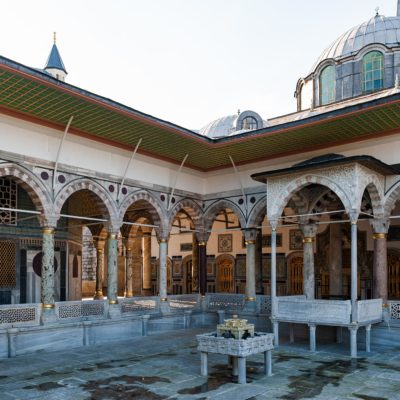 Terrasse supérieure avec sa fontaine, le pavillon d'İftar et le kiosque de Bagdad.