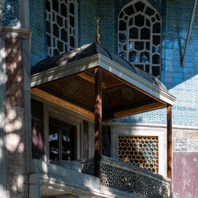 Enfin le kiosque d’Abdülmacit, bâti par un architecte français en 1840 et dernière adjonction au palais abrite un agréable restaurant en terrasse dominant le Bosphore.