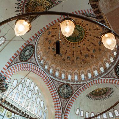 Sinan a réitéré le système porteur qu'il avait déjà utilisé dans la construction de la mosquée Bayezid à Istanbul. Ici, il a soutenu le dôme, en l'appuyant sur quatre piliers, par des demi-dômes.