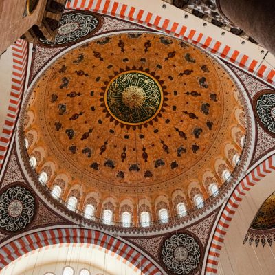 Sinan a réitéré le système porteur qu'il avait déjà utilisé dans la construction de la mosquée Bayezid à Istanbul. Ici, il a soutenu le dôme, en l'appuyant sur quatre piliers, par des demi-dômes.
