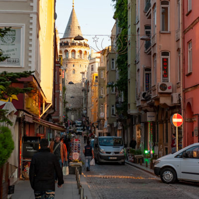 La Tour de Galata (Galata Kulesi en turc), appelé aussi Christea Turris. Le quartier de Karaköy (anciennement Galata ou Pera) est un quartier d'Istanbul, la plus grande ville de la Turquie.