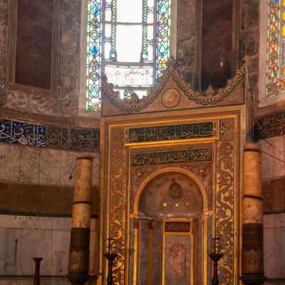 Le mihrab, dirigé vers La Mecque, flanqué des deux chandeliers colossaux de Soliman le Magnifique. Il est situé dans l'abside, à l'emplacement de l'autel.