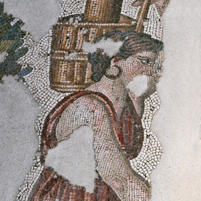 Mosaïque de pavement – Femme portant une cruche (vers Ve siècle)