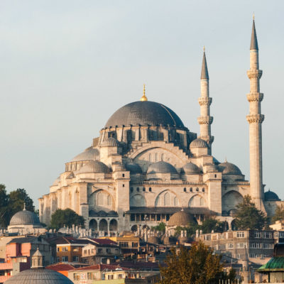 La mosquée Süleymaniye. Les dômes en cascade et les quatre minarets élancés de la mosquée Soliman le Magnifique dominent l’horizon de la rive ouest de la Corne d’Or.
