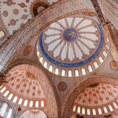 Dôme central avec 3 exèdres; belle vue des décorations de la Mosquée bleue.