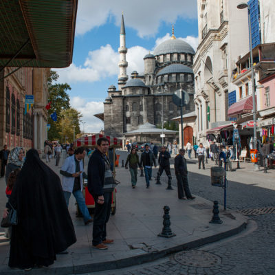 La mosquée neuve ou mosquée Nouvelle (turc : Yeni Cami ou Valide Sultan Camii) est une mosquée impériale ottomane située dans le quartier d'Eminönü à Istanbul, en Turquie.