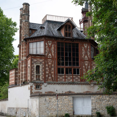 Château de Rosa Bonheur à By-Thomery. Le château de By répond au désir de Rosa Bonheur de trouver une maison isolée et loin du bruit, où elle pourrait
à sa guise « vivre la vie des bois et des champs ». Il est situé au nord du village de Thomery, dans le hameau de By, à la lisière de la forêt de Fontainebleau. Elle l’acquiert grâce à l’argent gagné par la vente de ses œuvres.