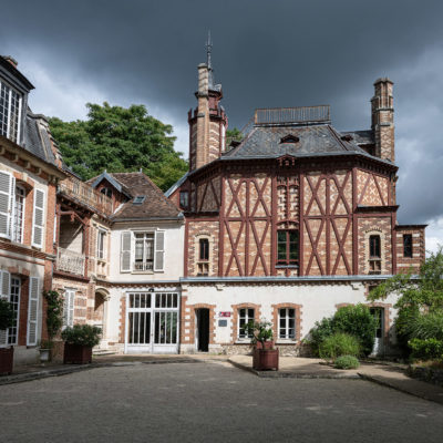 Château de Rosa Bonheur à By-Thomer. Le château de By répond au désir de Rosa Bonheur de trouver une maison isolée et loin du bruit, où elle pourrait
à sa guise « vivre la vie des bois et des champs ». Il est situé au nord du village de Thomery, dans le hameau de 
By, à la lisière de la forêt de Fontainebleau. Elle l’acquiert grâce à l’argent gagné par la vente de ses œuvres.