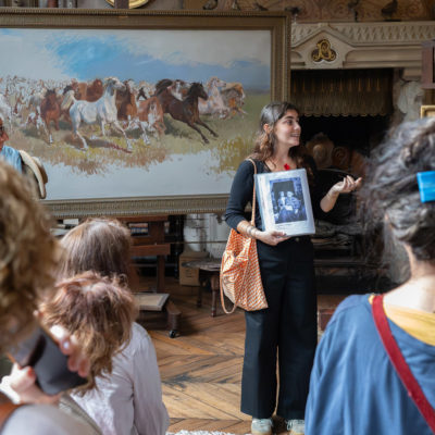 Une visite guidée unique. Les conférenciers, passionnés et érudits, vous emmènent à travers les salles du château.